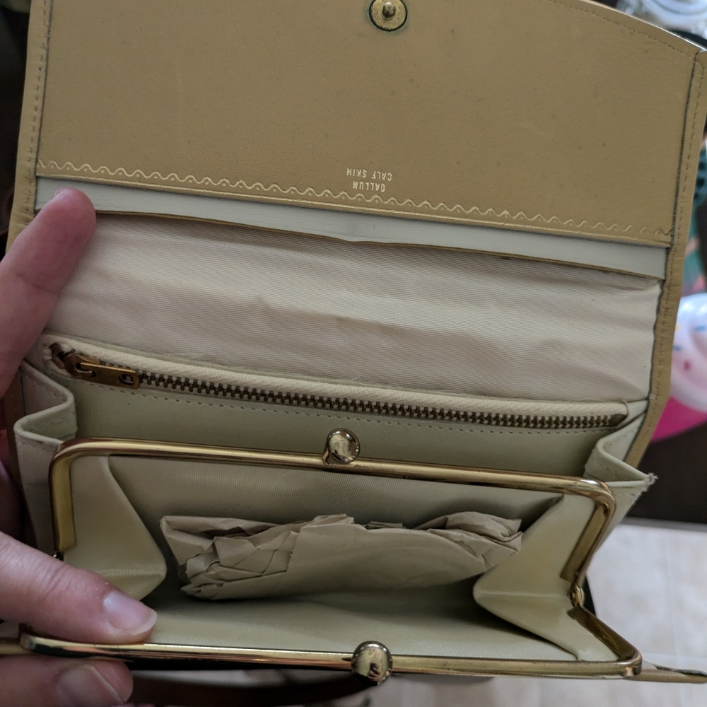 Vintage calf skin leather billfold wallet with kiss lock clasp